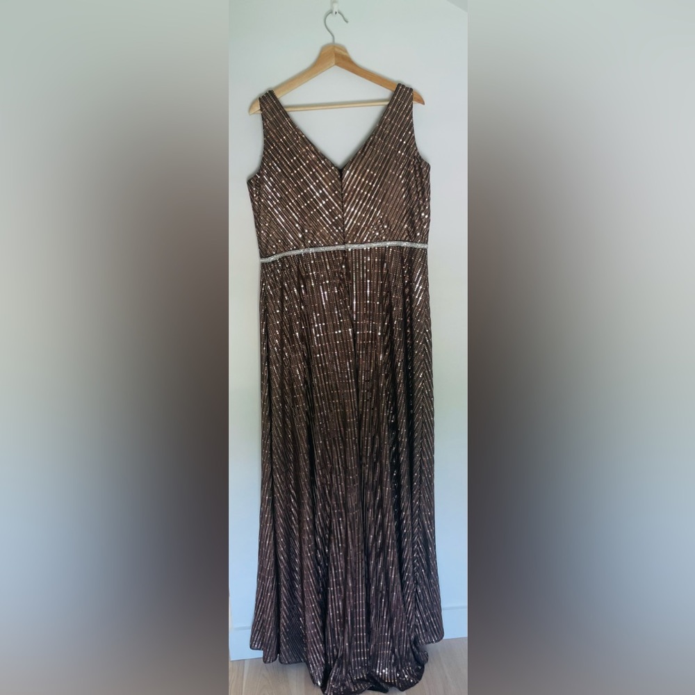 MAC DUGGAL Long sleeveless V neck bronze sequined gown - Picture 3 of 7